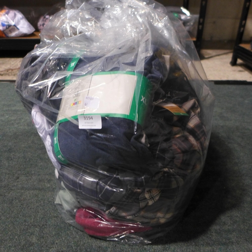 3194 - Assortment of men's clothing - various size/styles/colours * This lot is subject to VAT