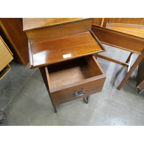 106 - A late Victorian mahogany gentleman's shaving stand, manufactured by Thos. Wallis, Holborn Circus, L... 