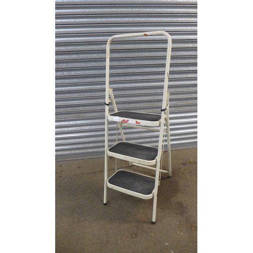 2187 - A Taurus 3-step safety ladder