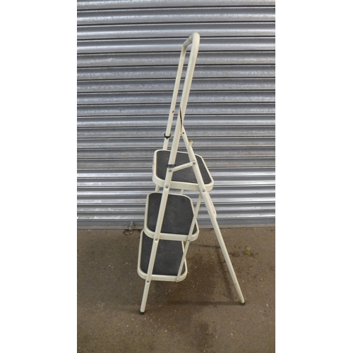 2187 - A Taurus 3-step safety ladder