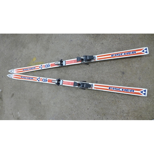 2235 - A pair of Fischer Salomon S637 skis and a pair of Fischer RC4 skiing poles in a carry bag