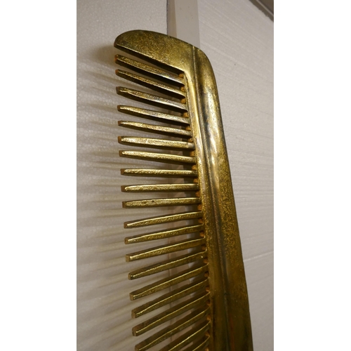 1334 - A large gold metal comb