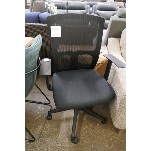 1452 - A Kedler office chair