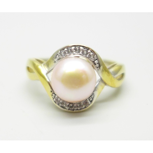 1000 - A silver gilt, pearl and topaz ring, U