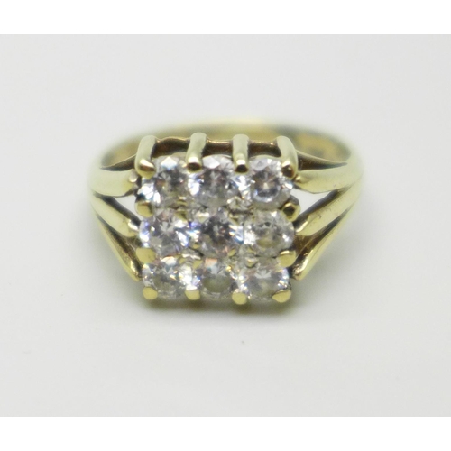 1004 - A 9ct gold and zircon ring, 2.9g, M