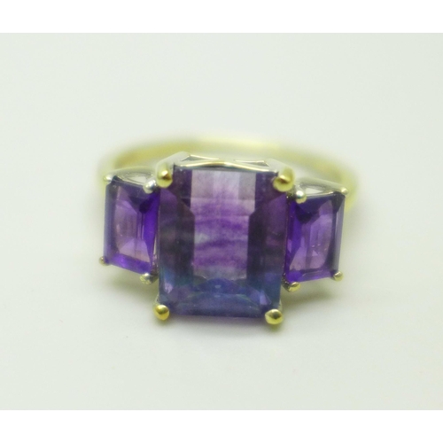 1009 - A silver gilt bi-colour fluorite and amethyst ring, P