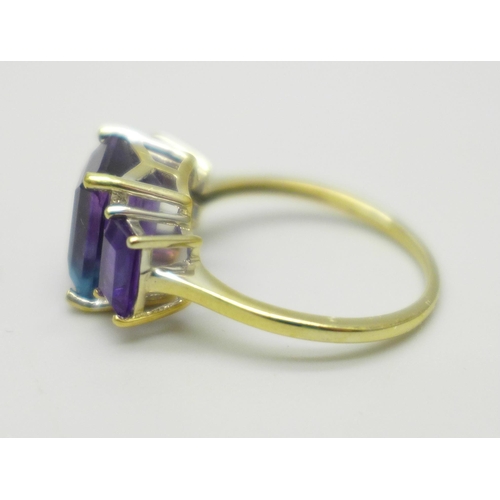 1009 - A silver gilt bi-colour fluorite and amethyst ring, P