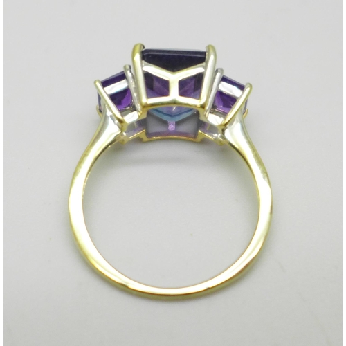 1009 - A silver gilt bi-colour fluorite and amethyst ring, P