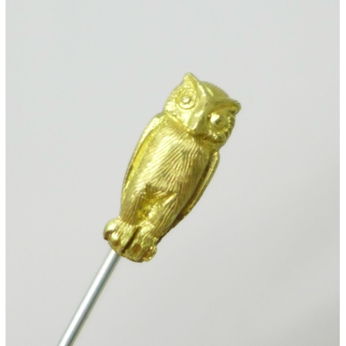 1014 - A hallmarked 18ct gold stick pin in the form of an owl, total weight 4g with metal pin, owl 12mm