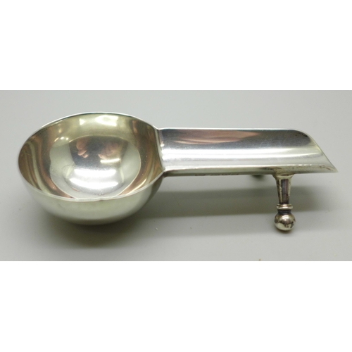 1017 - An Edward VII silver cigar rest/ashtray, Chester 1906, 32g, 9cm