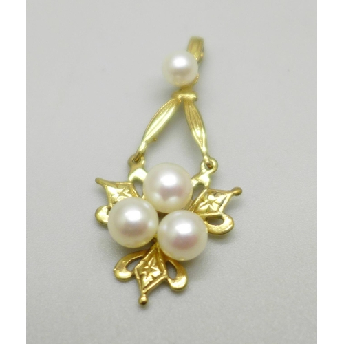 1024 - A yellow metal and pearl pendant, marked 14K, 2.1g