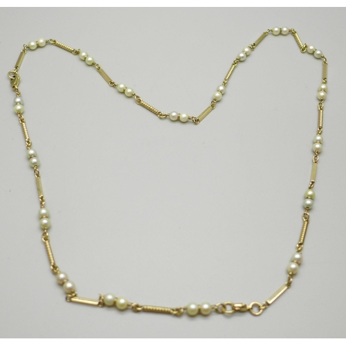 1035 - A vintage 9ct gold and pearl necklace, 20g, approximately 68cm