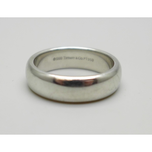 1036 - A Tiffany & Co. platinum ring, London, 2004, 15g, Q.5