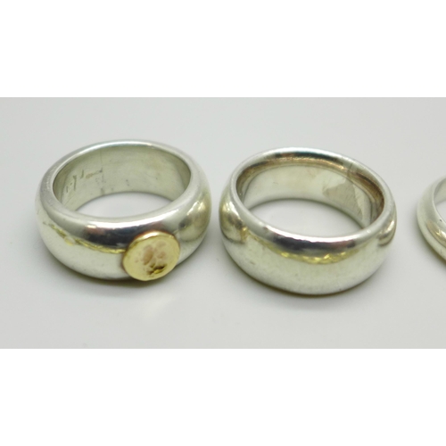 1037 - Three silver rings, one with a 14ct gold applied detail (marked 585), a white metal ring and a plate... 