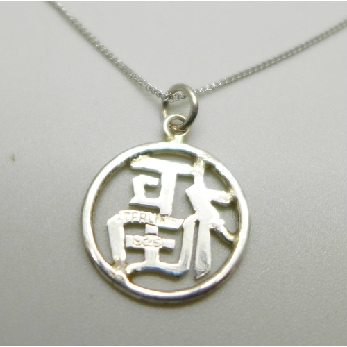 1040 - A fine 9ct gold necklace, 0.9g, with Chinese silver charm and a jade and silver gilt pendant