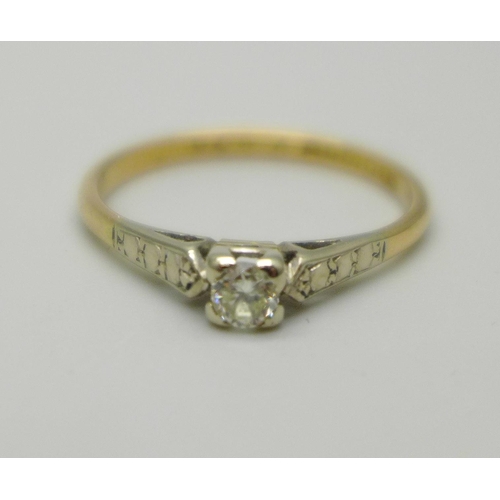 1052 - An 18ct gold and diamond solitaire ring, 2.1g, N