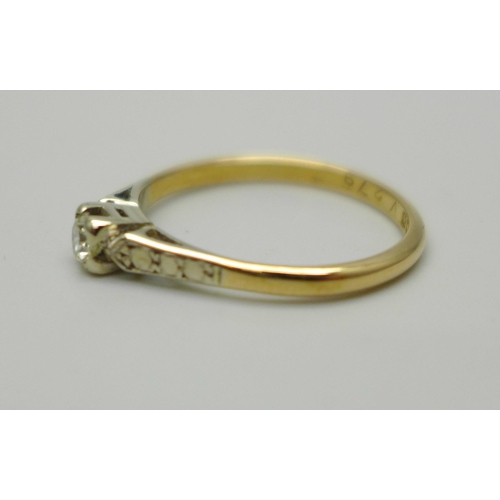 1052 - An 18ct gold and diamond solitaire ring, 2.1g, N