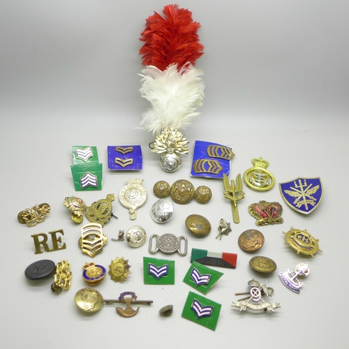 1062 - Military badges, buttons, a Fusiliers hackle etc.