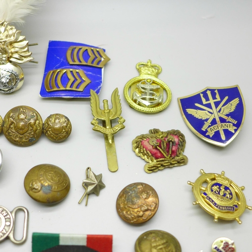 1062 - Military badges, buttons, a Fusiliers hackle etc.