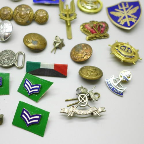 1062 - Military badges, buttons, a Fusiliers hackle etc.