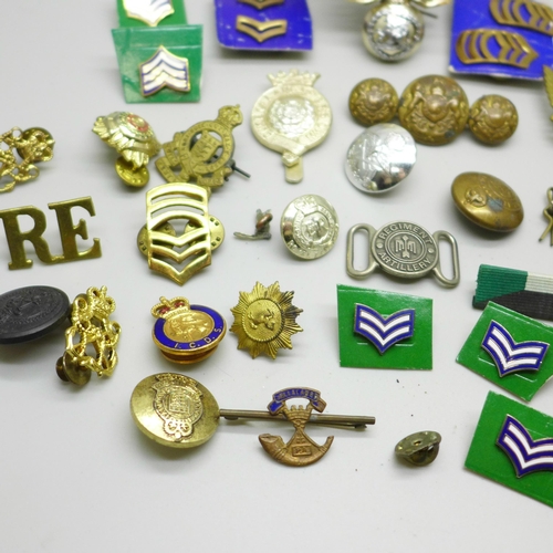 1062 - Military badges, buttons, a Fusiliers hackle etc.