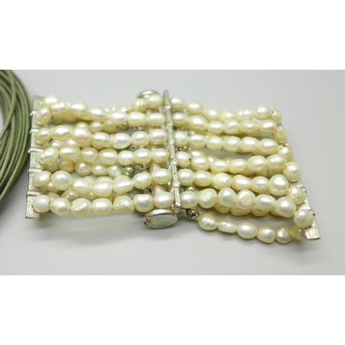 1063 - A freshwater pearl bracelet and a silver mounted necklace with pearl detail