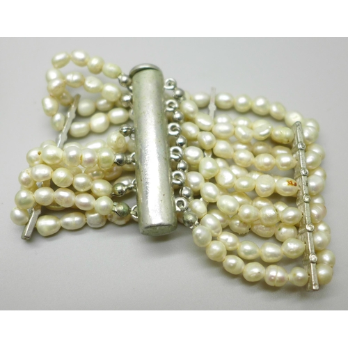 1063 - A freshwater pearl bracelet and a silver mounted necklace with pearl detail