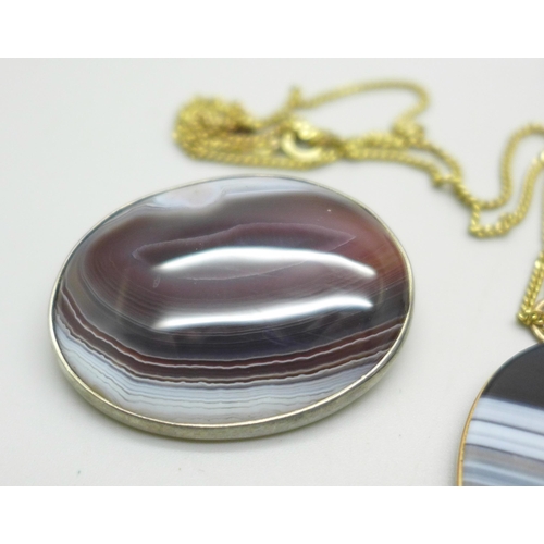 1065 - A gilt metal mounted agate pendant, a silver and agate brooch by Malcolm Gray, a moss agate brooch, ... 