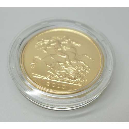 1071 - The Royal Mint The 2010 UK Sovereign £5 Brilliant Uncirculated Gold Coin, 39.94g, 0.9167 Au, (22ct g... 