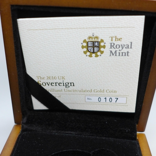 1071 - The Royal Mint The 2010 UK Sovereign £5 Brilliant Uncirculated Gold Coin, 39.94g, 0.9167 Au, (22ct g... 