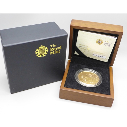 1072 - The Royal Mint The 2011 UK Sovereign £5 Brilliant Uncirculated Gold Coin, 39.94g, 0.9167 Au, (22ct g... 