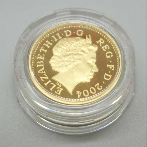 1073 - The Royal Mint 2004 UK Gold Proof One Pound Coin, 19.619g, 916.7 gold, (22ct), cased, 0101