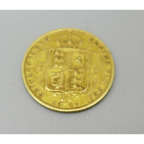 1084 - A Victorian 1887 shield back half sovereign