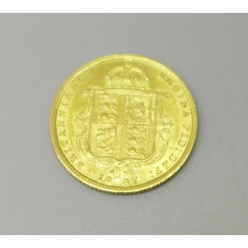 1096 - A Victorian 1887 shield back half sovereign