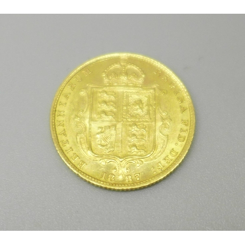 1099 - A Victorian 1887 shield back half sovereign