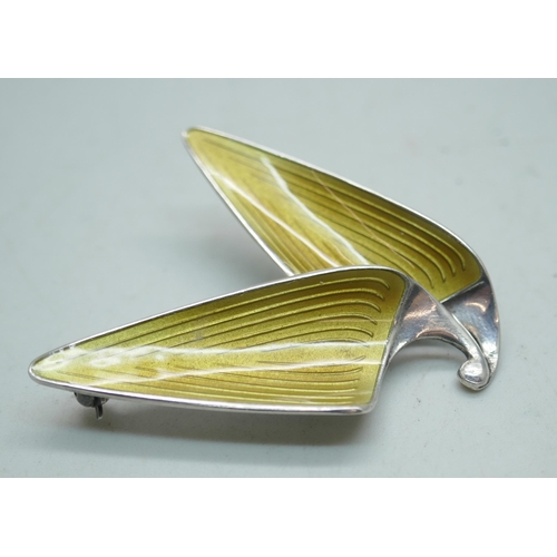 1117 - A Norwegian 925 silver and yellow enamel brooch, by Einar Modahl, Oslo, 4cm x 4.5cm