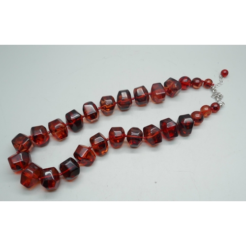 1123A - A Bakelite necklace