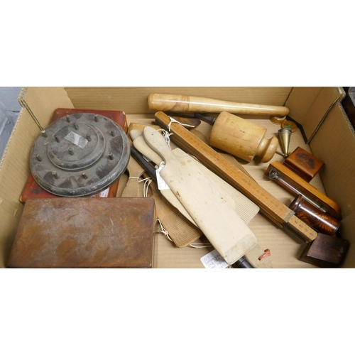 1131 - A box of assorted treen, including a bobbin stand and butter pats **PLEASE NOTE THIS LOT IS NOT ELIG... 