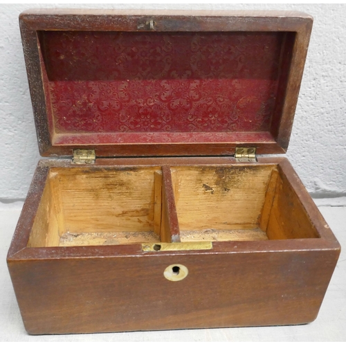 1131 - A box of assorted treen, including a bobbin stand and butter pats **PLEASE NOTE THIS LOT IS NOT ELIG... 