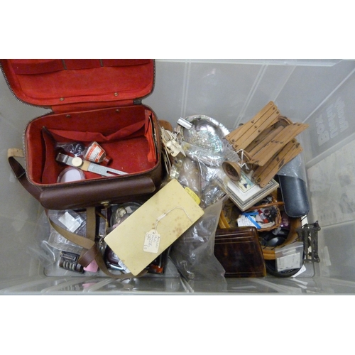 1142 - A box of assorted treen, metalwares and collectables **PLEASE NOTE THIS LOT IS NOT ELIGIBLE FOR POST... 