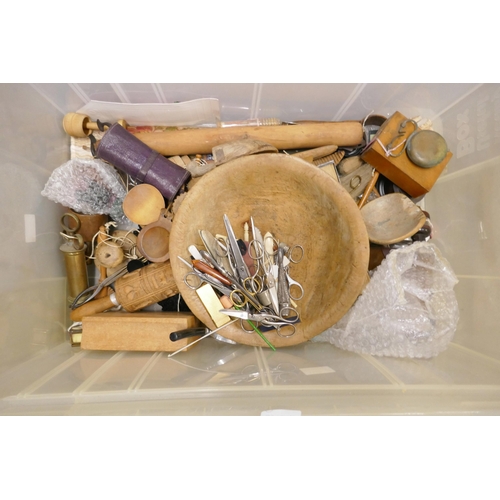 1146 - A box of assorted treen and haberdashery items, etc. **PLEASE NOTE THIS LOT IS NOT ELIGIBLE FOR POST... 