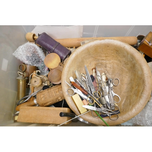 1146 - A box of assorted treen and haberdashery items, etc. **PLEASE NOTE THIS LOT IS NOT ELIGIBLE FOR POST... 