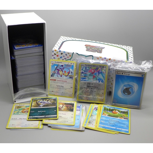 613 - 500+ Pokemon cards, including Black Star rare and holographic, comes in 151 collectors box