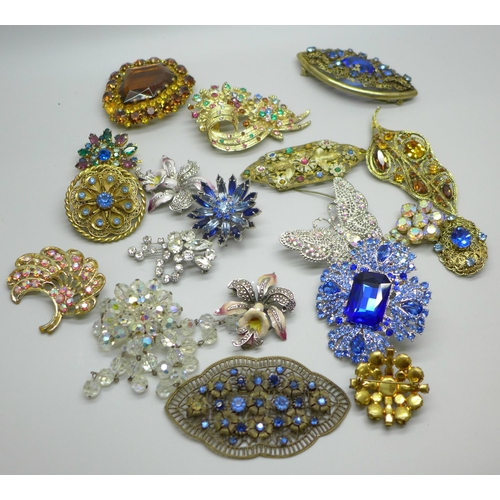 617 - Nineteen brooches including Czech