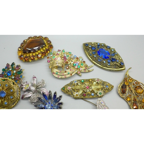 617 - Nineteen brooches including Czech