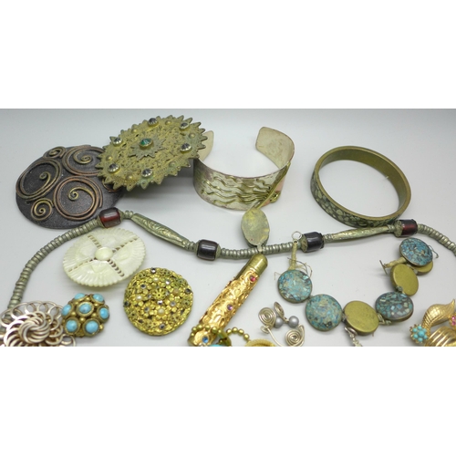 625 - A collection of Indian and Austrian jewellery, stones and crystal