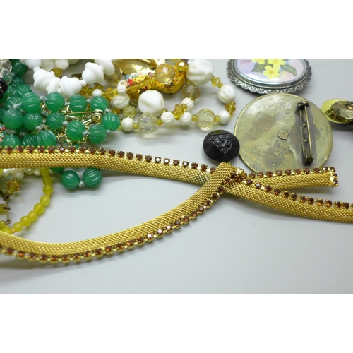 628 - A collection of costume jewellery including brooches, bead necklaces, seed pearls and earrings