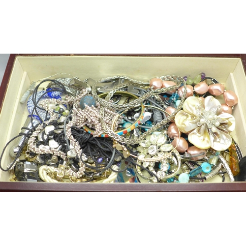 634 - A box of costume jewellery