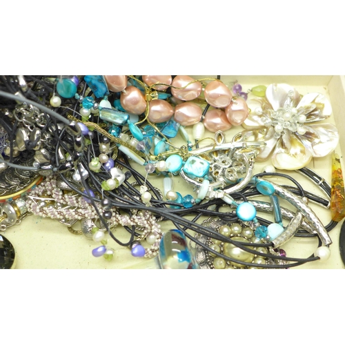 634 - A box of costume jewellery