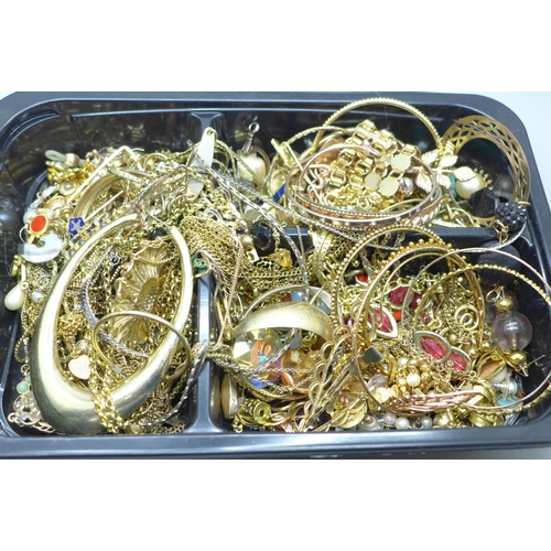 636 - Gold tone jewellery